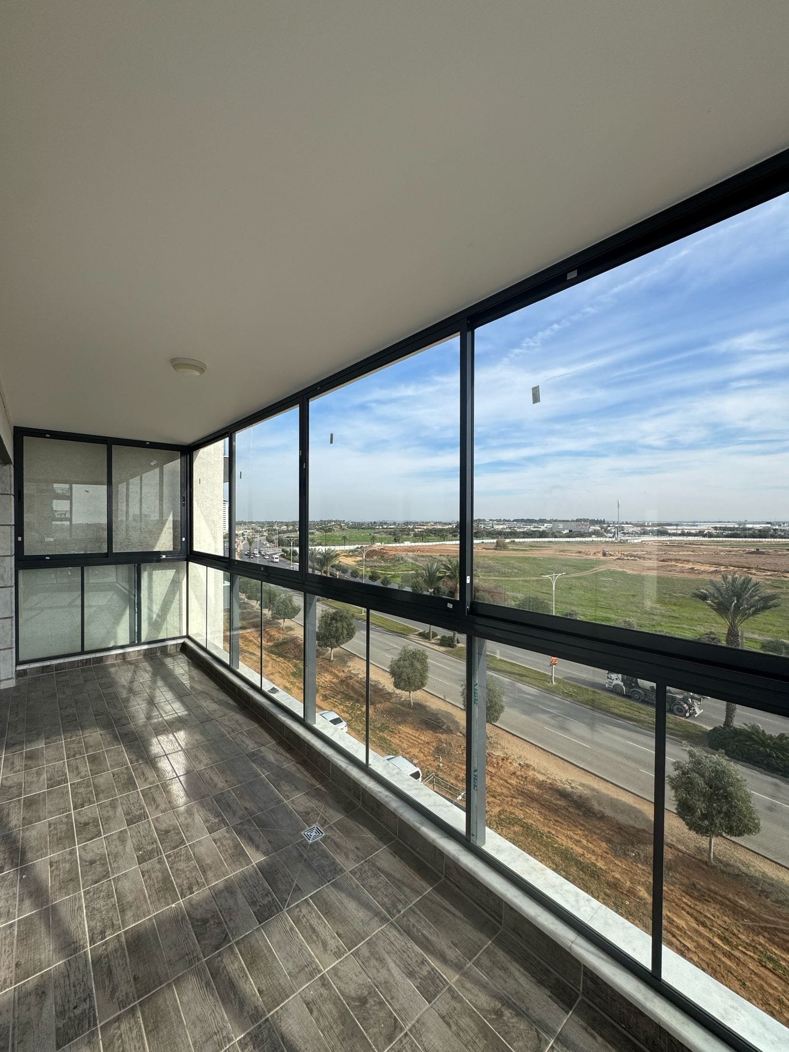 סגירת מרפסת חלונות הזזה אלומיניום